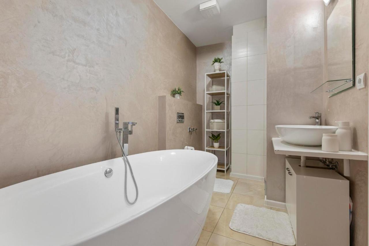 Appartement Urban Elegance Retreat à Bratislava Extérieur photo